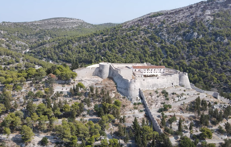 Datei:Burg Hvar.png