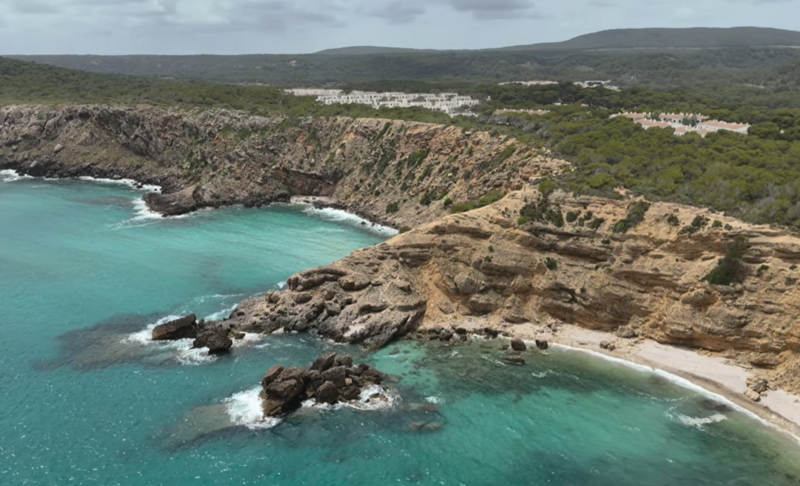 Datei:Menorca Steilküste.png